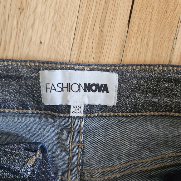 EUC Fashion Nova shorts very Stretchy - Picture 3 of 3